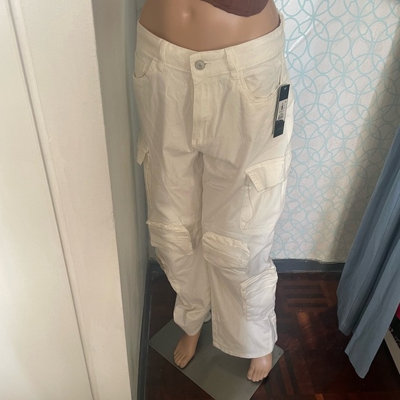 NWT Forever 21 White High Rise Jeans
Size medium - Picture 2 of 9